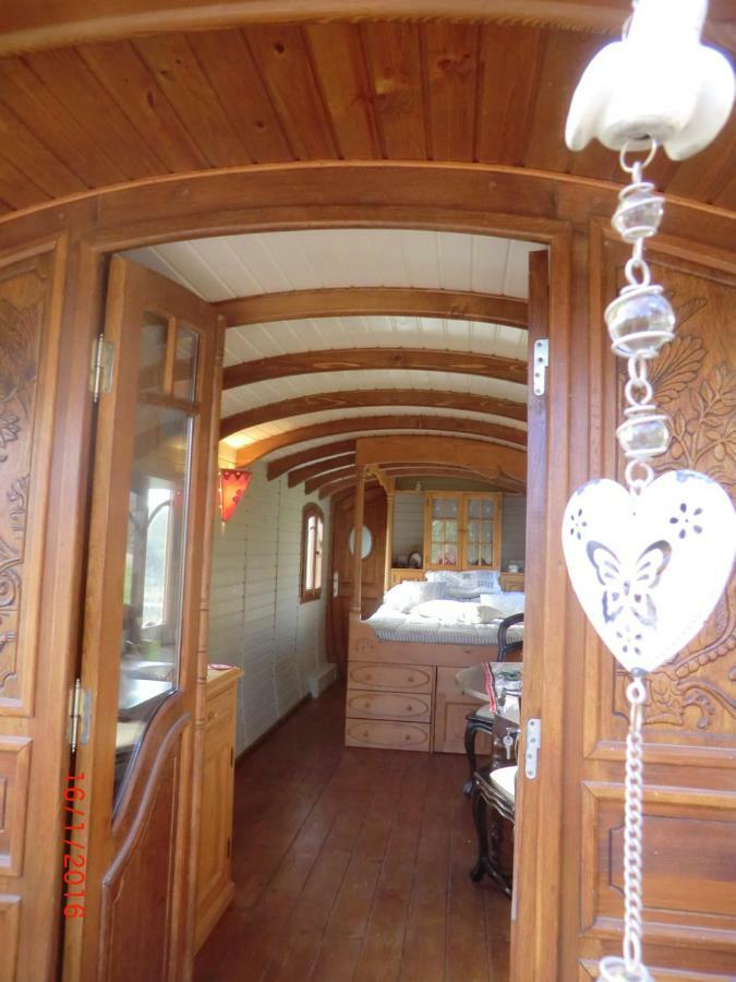 Roulotte La Souleillade Bed & Breakfast Saint-Sernin  Bagian luar foto